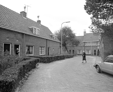 884002 Gezicht op het hofje aan de Wulpstraat (vrijwoningen van de Fundatie van Maria van Pallaes) te Utrecht, met ...